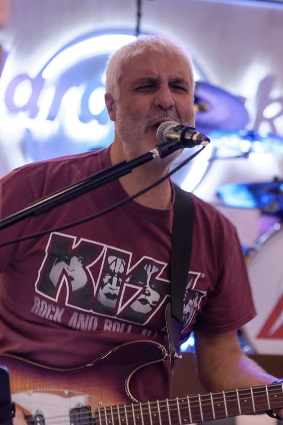 Mauro — Voz y guitarra